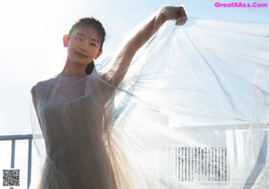 Yuri Nakamura 中村ゆり, Shukan Bunshun 2022.04.07 (週刊文春 2022年4月7日号)